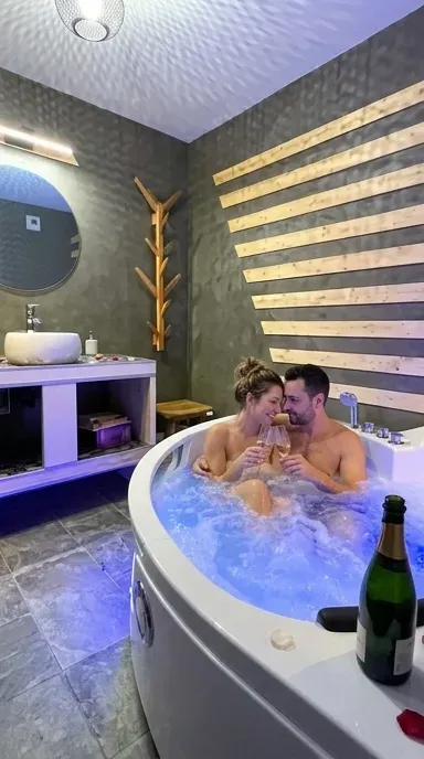 Couple en relaxation au jacuzzi